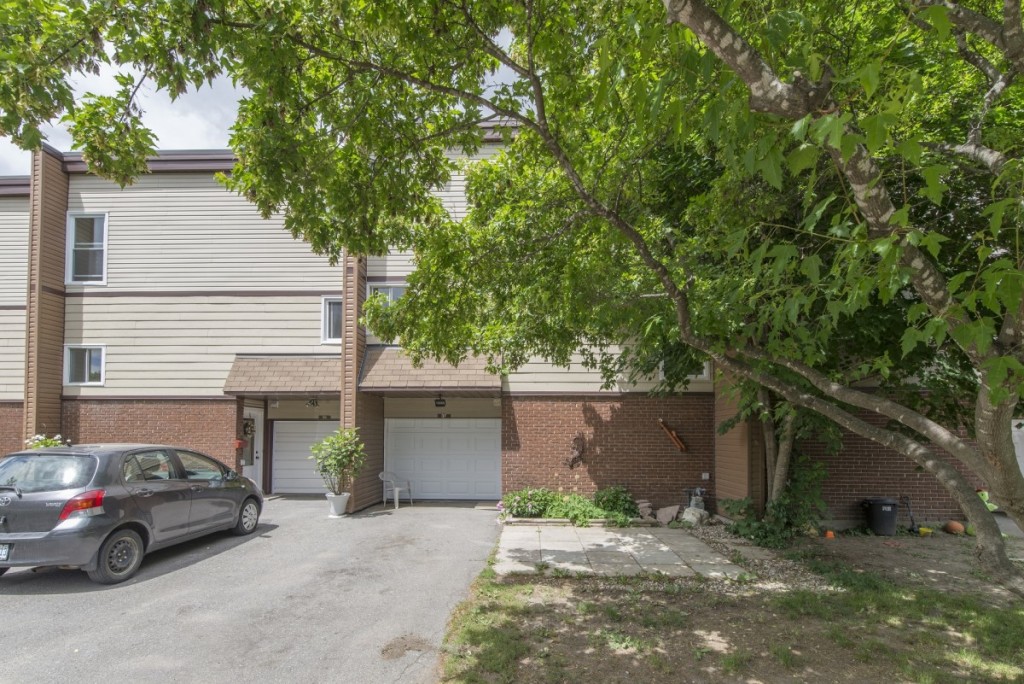 Open House – Sunday <br>2-4PM <br>3F Harwick Crescent