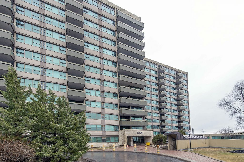 Ottawa Condo for Sale <br>Viscount Alexander Park <br>814-555 Brittany Drive <br>$334,900